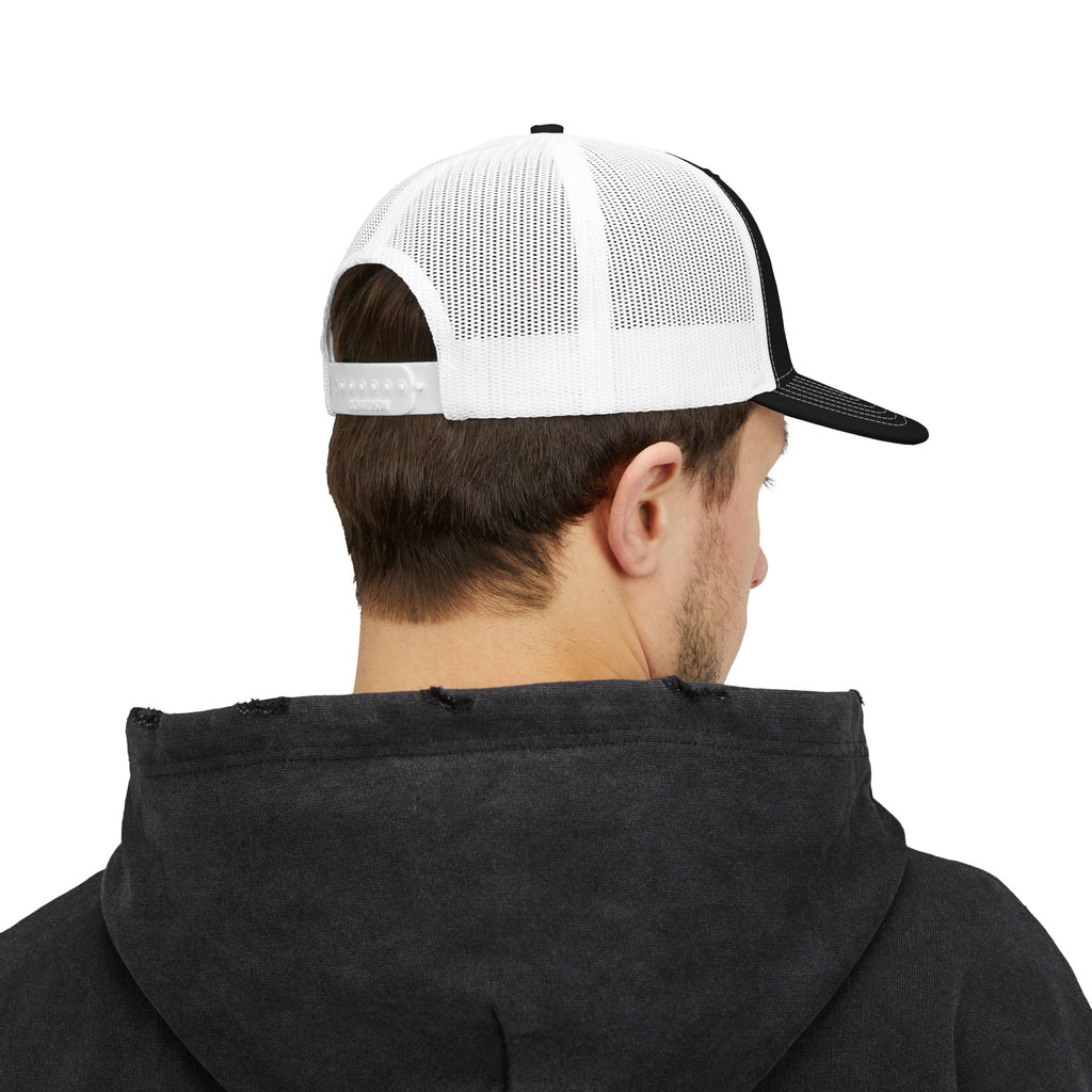 Trucker Cap — Estilo Vaquero Red Logo Snapback
